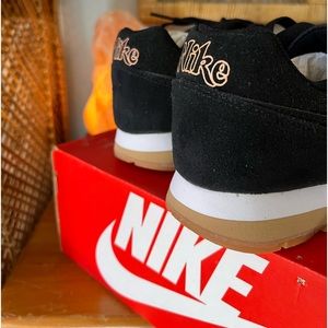 Nike Women’s MD Runner 2 SE Size 7.5 brand new